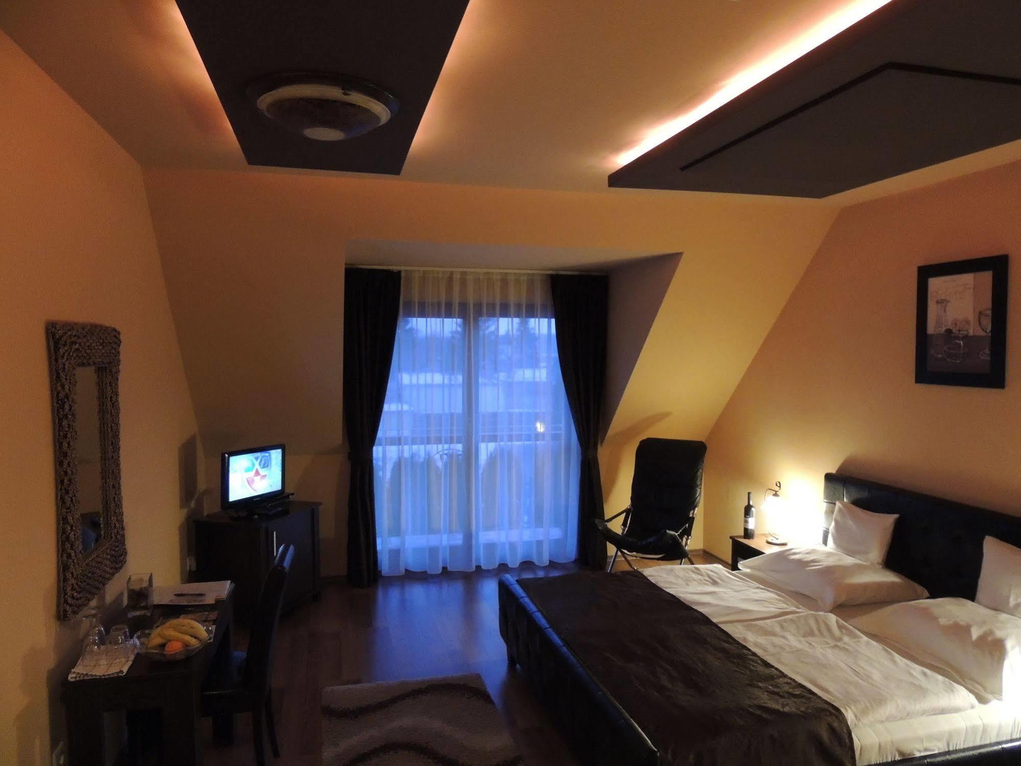 Bajor Panzio Buek-Buekfuerdo, Adults Friendly 12 Plus Buitenkant foto